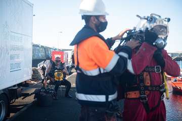 El Cabildo extrae 25 grandes sacas de plásticos y cabos, neumáticos y carros de la compra de los fondos del muelle de Taliarte/TA.